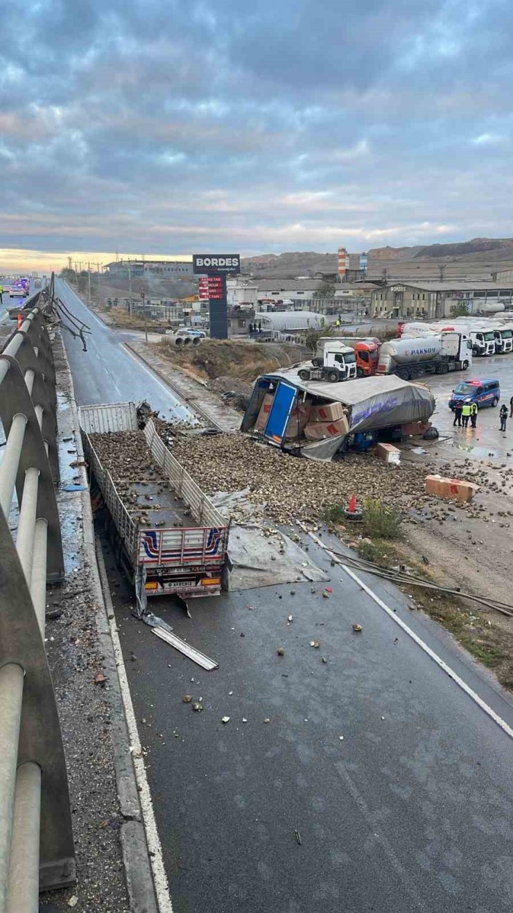 Köprüden aşağı uçan tırların sürücüleri ağır yaralandı
