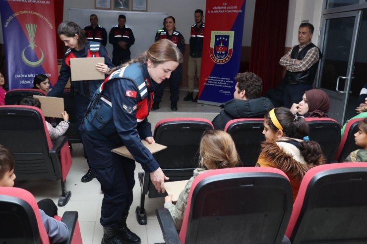 Jandarma ekiplerinden ilkokul öğrencilerine ziyaret