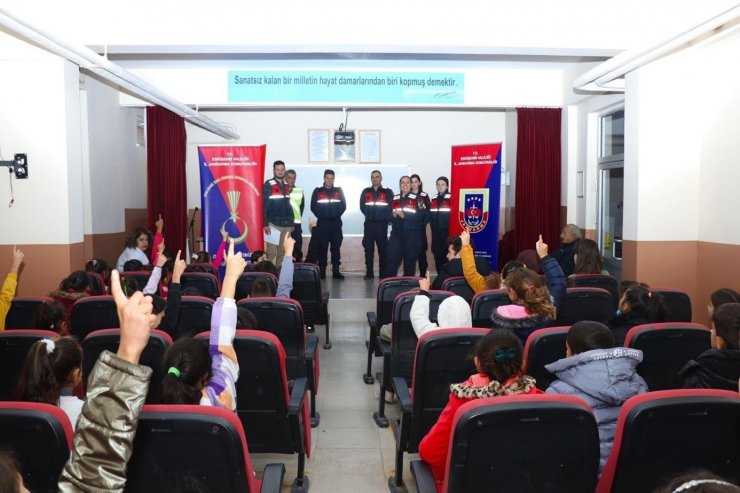 Jandarma ekiplerinden ilkokul öğrencilerine ziyaret