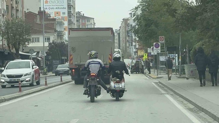 Bozulan motosikleti ayağıyla ittirerek götürdü