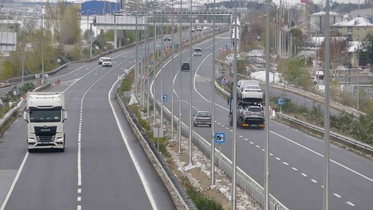 Araçların saatlerce mahsur kaldığı D100’de trafik normale döndü