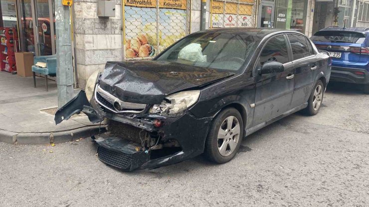 2 kişinin yaralandığı kaza kamerada
