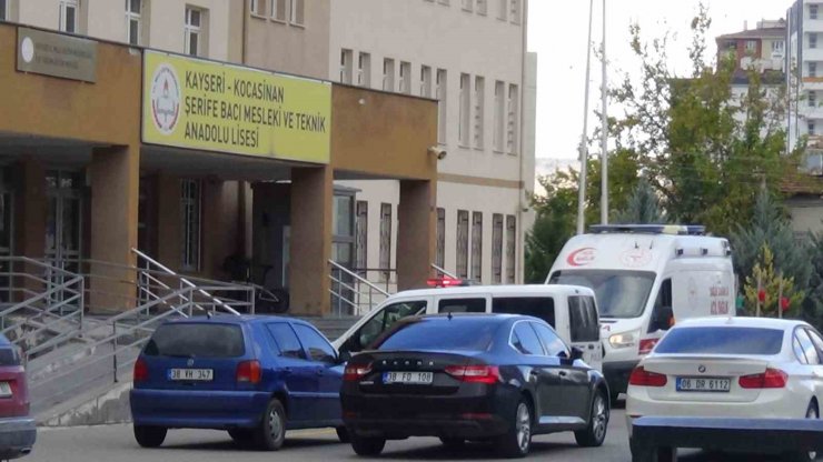 Öğle arasında döner yiyen 7 öğrenci zehirlendi