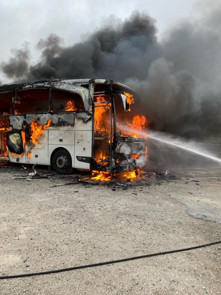 Yolcu otobüsü alev alev yandı