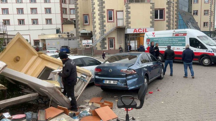 Rahatsızlanan sürücü aracıyla hastaneye daldı