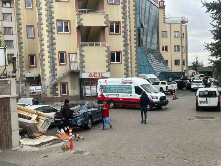 Rahatsızlanan sürücü aracıyla hastaneye daldı