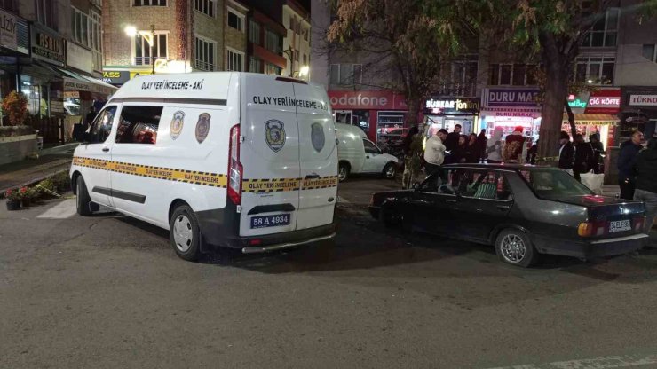 Husumetli oldukları şahsın aracının lastiklerini kesip, havaya ateş açarak kaçtılar