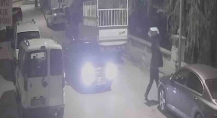 Sivas’ta bir garip olay, kaldırım taşını otomobilin camına sapladı