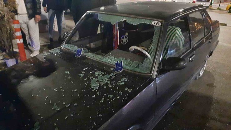 Husumetli oldukları şahsın aracının lastiklerini kesip, havaya ateş açarak kaçtılar