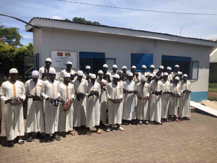TİKA, Uganda’da gençlerin istihdamı için kunduracılık atölyesi kurdu