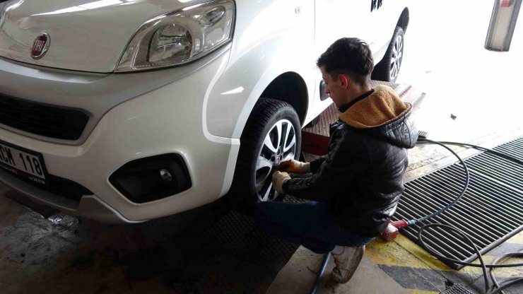 Geç kalanlar lastikçilerde yoğunluk oluşturdu