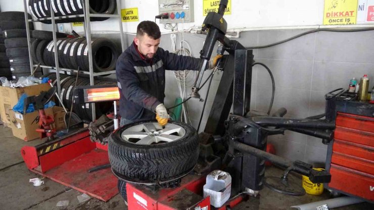 Geç kalanlar lastikçilerde yoğunluk oluşturdu