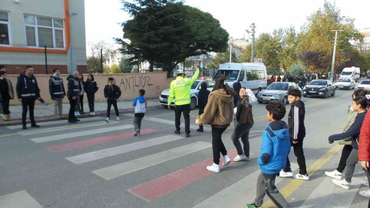 Polis ekipleri okul çevrelerinde denetimlerini arttırdı
