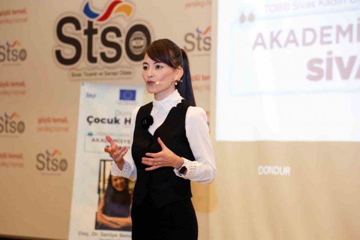 Akademisyen Anne, Dünya Çocuk Hakları etkinliğinde Sivaslılarla buluştu