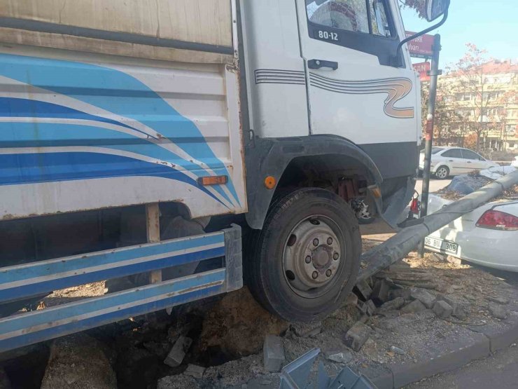 Freni patlayan kamyonet direğe çarparak durabildi