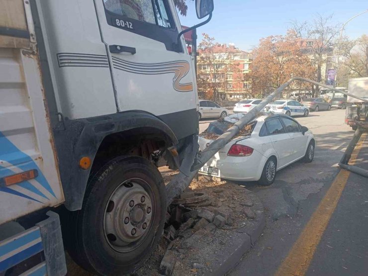 Freni patlayan kamyonet direğe çarparak durabildi