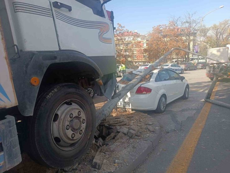 Freni patlayan kamyonet direğe çarparak durabildi