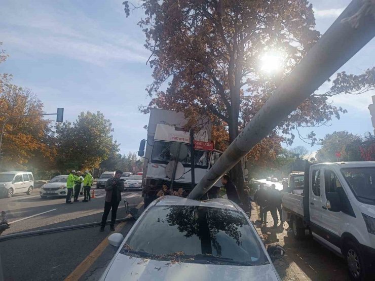 Freni patlayan kamyonet direğe çarparak durabildi