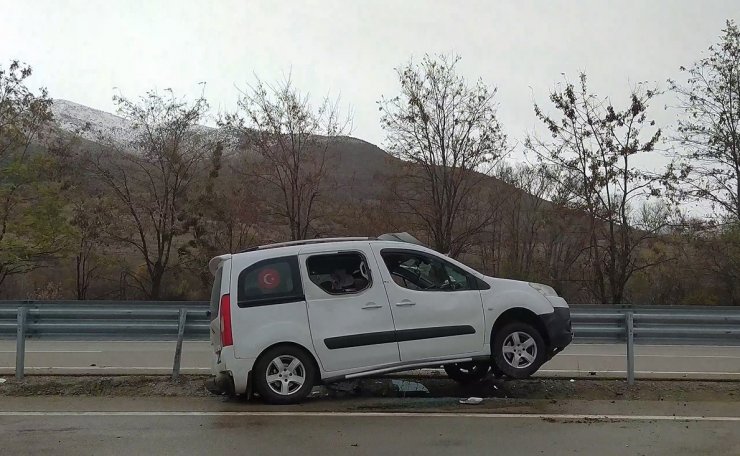 Gizli buzlanma kazaları beraberinde getirdi: 4 yaralı