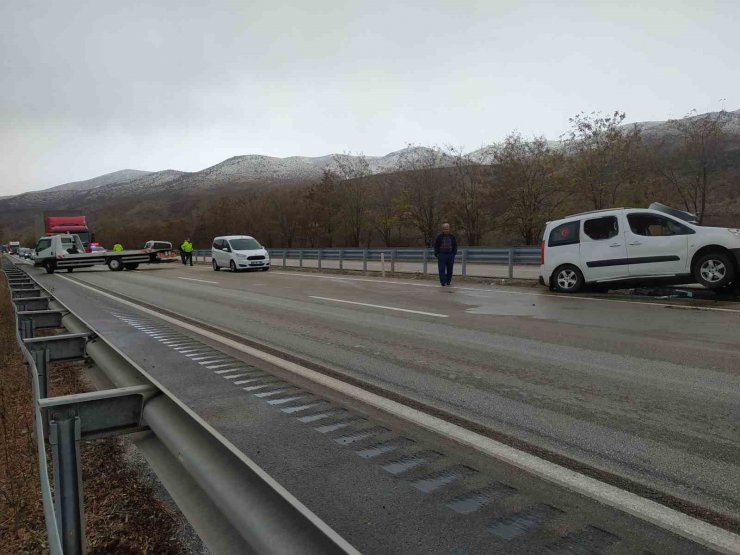 Gizli buzlanma kazaları beraberinde getirdi: 4 yaralı