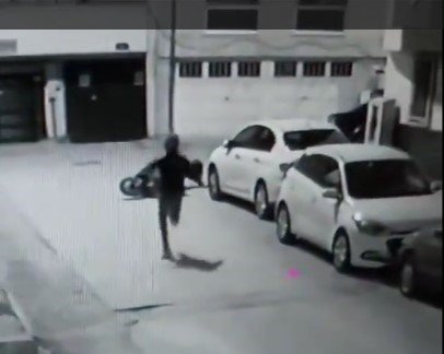 Mahalleliye yakalanan hırsızlık şüphelileri motosikleti bırakıp kaçtı
