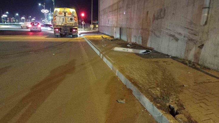 Duvara çarpıp 70 metre sürüklenen otomobil hurdaya döndü: 1 yaralı