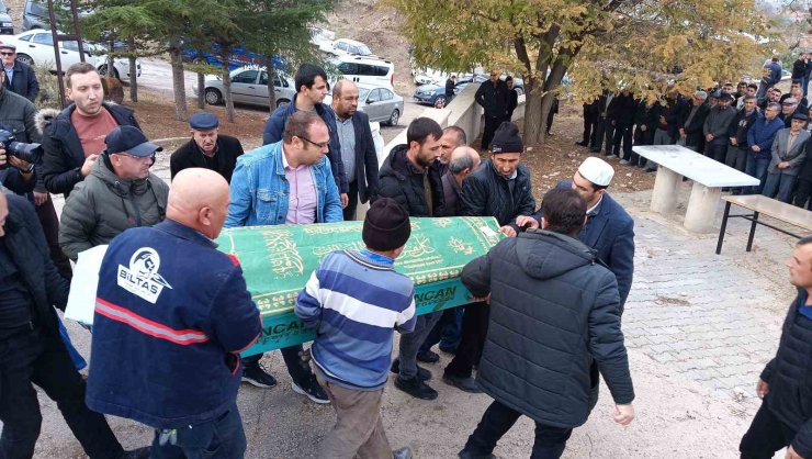 Komşuları tarafından öldürülen aynı aileden 5 kişi son yolcuklarına uğurlandı