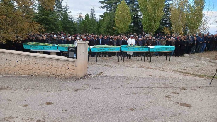 Komşuları tarafından öldürülen aynı aileden 5 kişi son yolcuklarına uğurlandı
