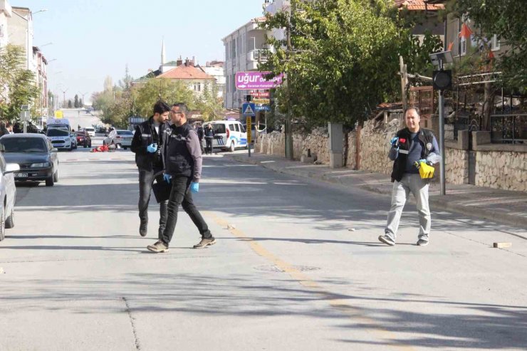 Karaman’da bir iş yerine silahla ateş edildi, yoldan geçen kurye vuruldu