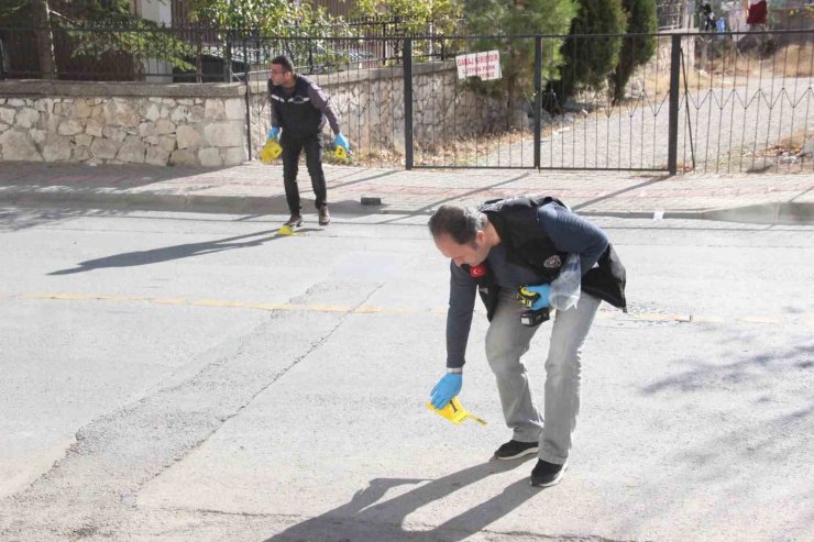 Karaman’da bir iş yerine silahla ateş edildi, yoldan geçen kurye vuruldu