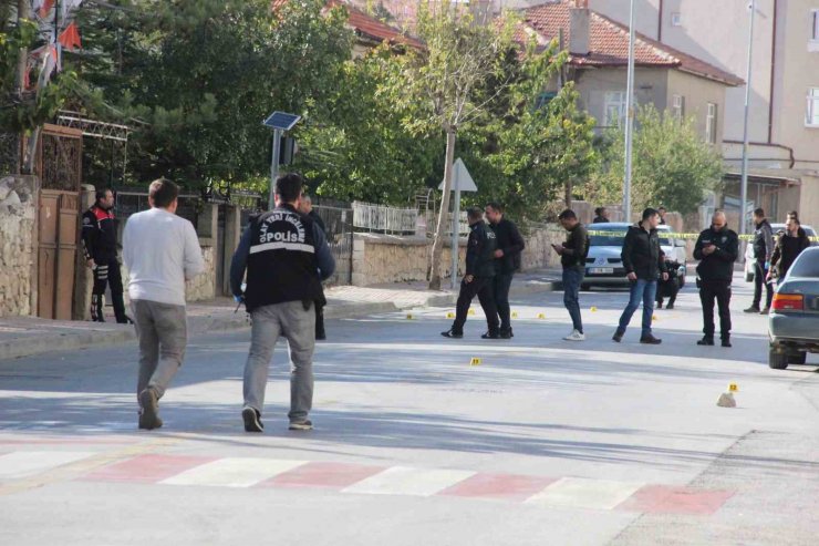 Karaman’da bir iş yerine silahla ateş edildi, yoldan geçen kurye vuruldu