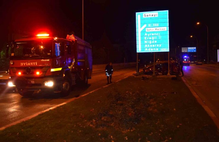 Kontrolden çıkan otomobil yön levhasına çarptı: 4 yaralı