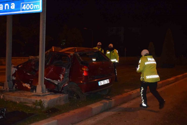 Kontrolden çıkan otomobil yön levhasına çarptı: 4 yaralı