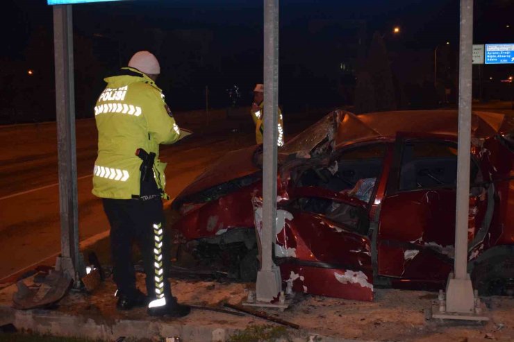 Kontrolden çıkan otomobil yön levhasına çarptı: 4 yaralı