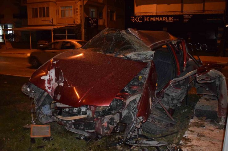 Kontrolden çıkan otomobil yön levhasına çarptı: 4 yaralı