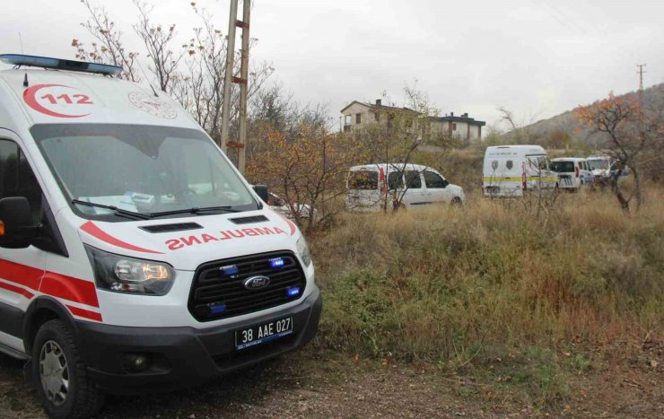 Köpek gezdiren vatandaşlar fark etti: Ağaca asılı halde bulundu