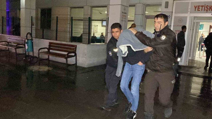 Motosikletle geldiler, eve ateş açıp kaçarken bekçilere yakalandılar