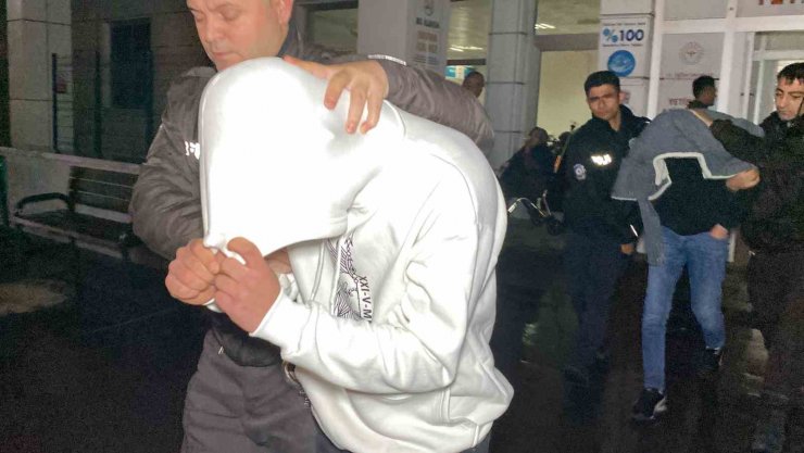 Motosikletle geldiler, eve ateş açıp kaçarken bekçilere yakalandılar