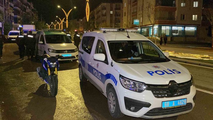 Motosikletle geldiler, eve ateş açıp kaçarken bekçilere yakalandılar