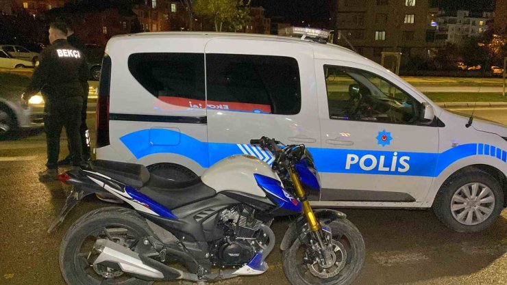 Motosikletle geldiler, eve ateş açıp kaçarken bekçilere yakalandılar