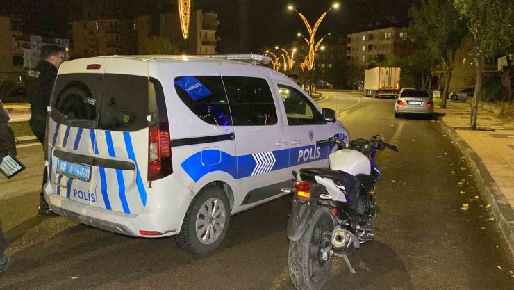 Motosikletle geldiler, eve ateş açıp kaçarken bekçilere yakalandılar