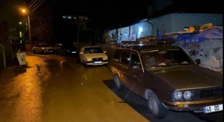 Motosikletle geldiler, eve ateş açıp kaçarken bekçilere yakalandılar
