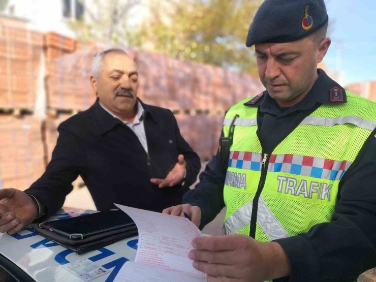 Ehliyetsiz, plakasız ve kasksız yakalandı, “Görmeyiverin ne olacak” dedi