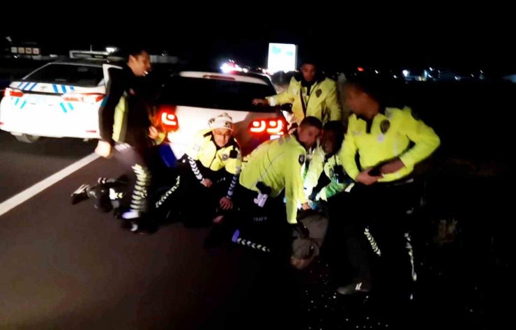 Aksaray’da film sahnelerini aratmayan polis-şüpheli kovalamacası kamerada