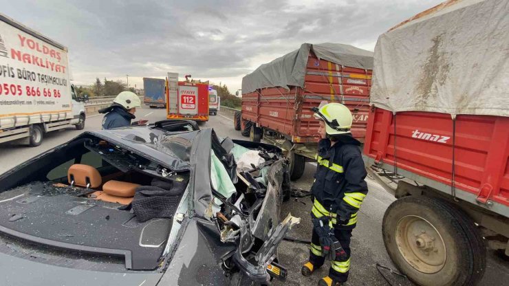 Pancar yüklü römorka çarpan otomobilin sürücüsü yaralandı