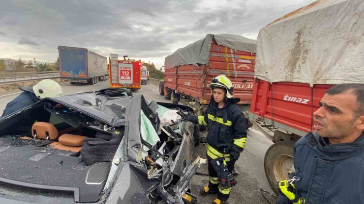 Pancar yüklü römorka çarpan otomobilin sürücüsü yaralandı