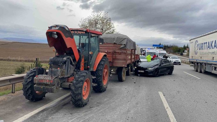 Pancar yüklü römorka çarpan otomobilin sürücüsü yaralandı