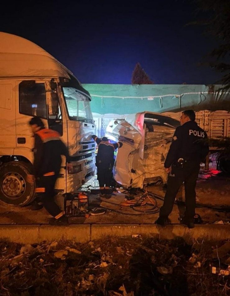 Rahatsızlanan sürücü park halindeki 3 tıra çarptı