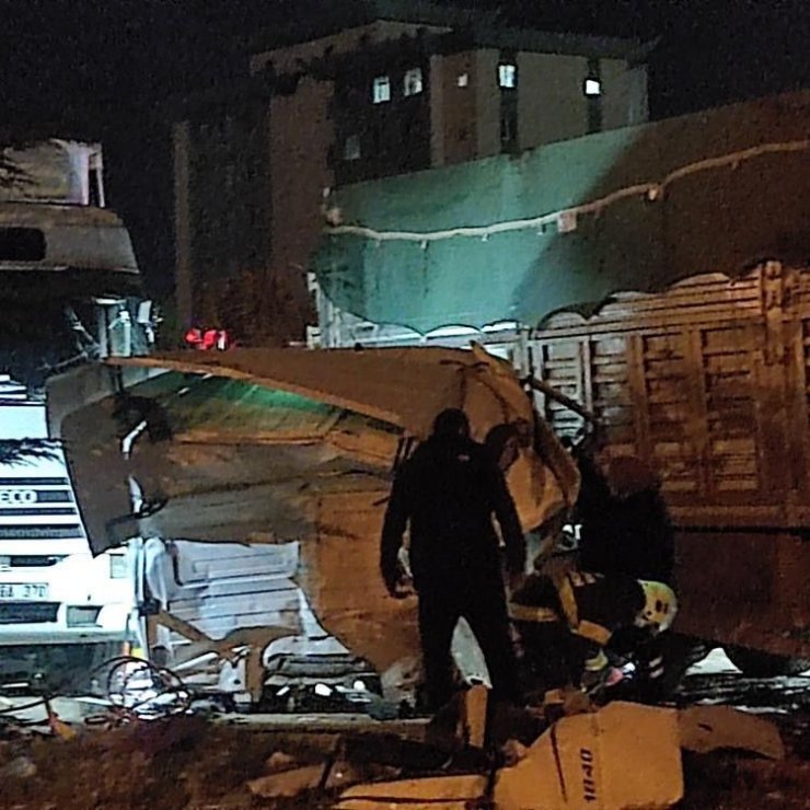 Rahatsızlanan sürücü park halindeki 3 tıra çarptı
