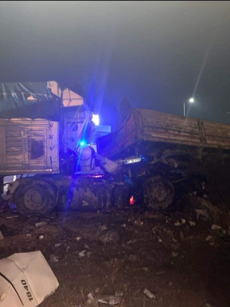 Rahatsızlanan sürücü park halindeki 3 tıra çarptı